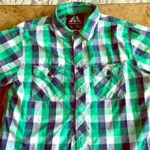 Men’s short sleeve plaid button down.